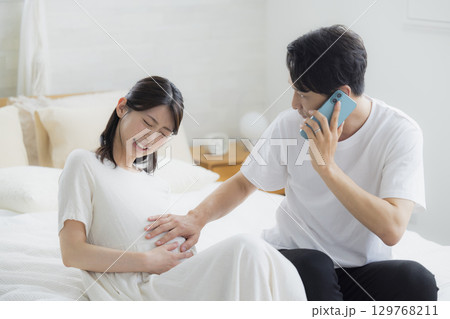 寝室の妊婦　 夫婦 129768211