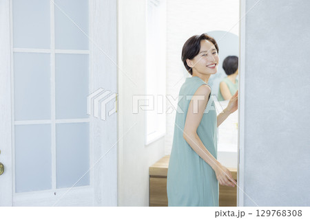 スキンケアをする洗面所の女性 129768308
