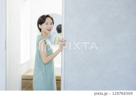 スキンケアをする洗面所の女性 129768309