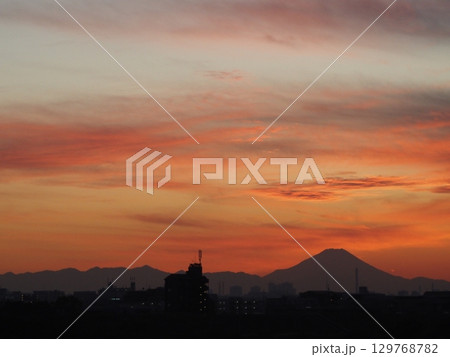 川口市から見えた美しい夕焼けと富士山に沈む太陽 川口市から見えた美しい夕焼けと富士山に沈む太陽 129768782