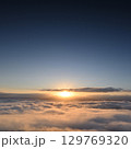雲海と朝日 129769320