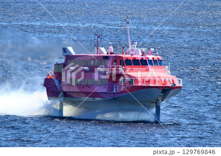 海面を爽快に疾走… 東京港内を翼走するジェットホイル 129769846