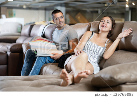 Boyfriend and girlfriend are choosing color of sofa in furniture store Boyfriend and girlfriend are choosing color of sofa in furniture store 129769888