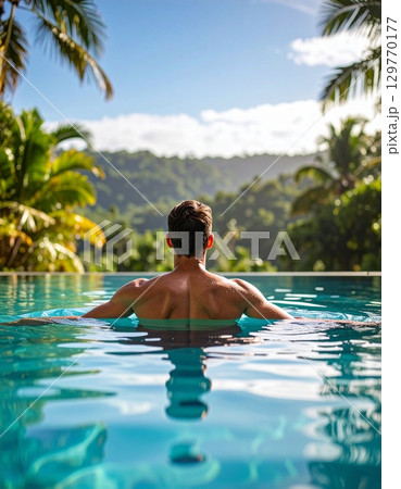 プールに入っている人 129770177