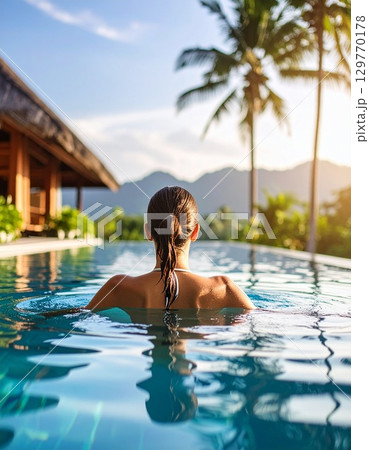 プールに入っている人 129770178