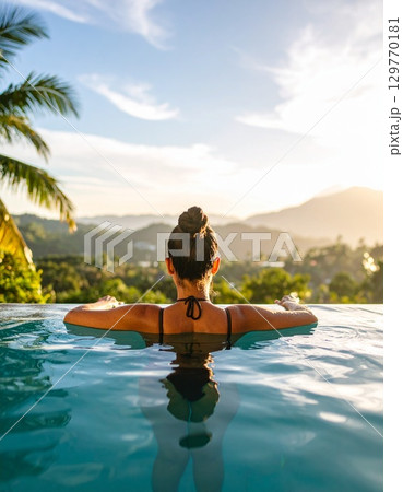 プールに入っている人 プールに入っている人 129770181