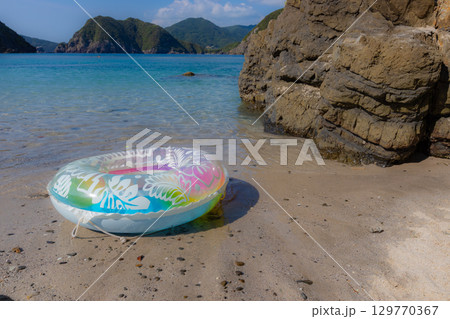 鹿児島の海水浴場のあじろ浜の風景と浮き輪 美しいビーチの素材写真 鹿児島の海水浴場のあじろ浜の風景と浮き輪 美しいビーチの素材写真 129770367