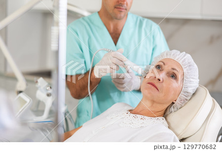 doctor uses RF lifting equipment doctor uses RF lifting equipment 129770682