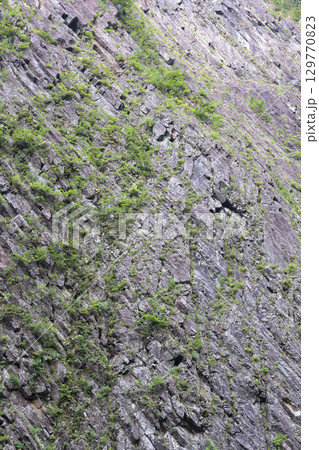 清津峡の巨大な岩壁と柱状節理の断崖 清津峡の巨大な岩壁と柱状節理の断崖 129770823