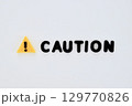 警告マークとcautionの文字 129770826