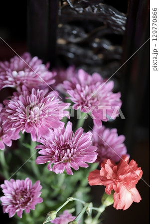 仏壇に供えてある菊の花とカーネーション 仏壇に供えてある菊の花とカーネーション 129770866