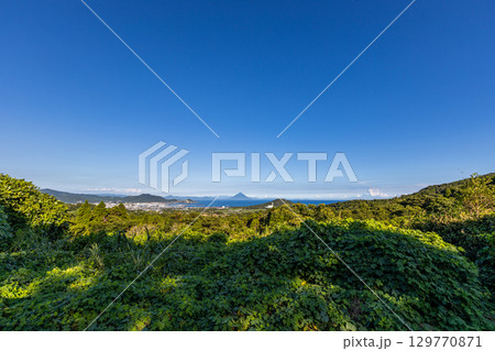 鹿児島県南さつま市の耳取峠から臨む開聞岳の風景 鹿児島県南さつま市の耳取峠から臨む開聞岳の風景 129770871