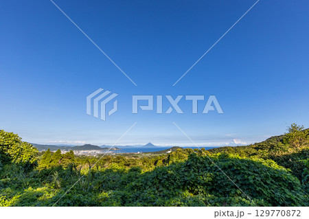 鹿児島県南さつま市の耳取峠から臨む開聞岳の風景 鹿児島県南さつま市の耳取峠から臨む開聞岳の風景 129770872