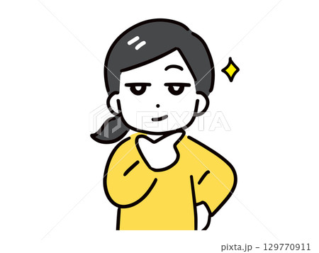 にやりと得意げに笑う若い私服の女性 129770911