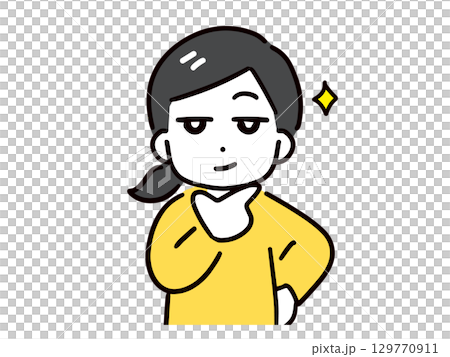 にやりと得意げに笑う若い私服の女性 129770911