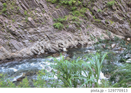 清津峡の清流と巨大な岩壁と柱状節理の断崖 清津峡の清流と巨大な岩壁と柱状節理の断崖 129770913