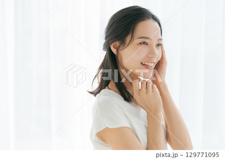 若い女性のビューティーイメージ 129771095