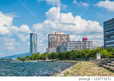 夏の琵琶湖岸風景　大津市 129771251