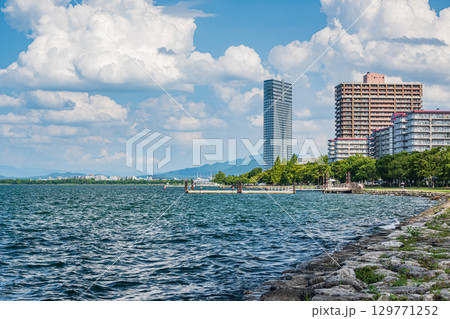 夏の琵琶湖岸風景 大津市 夏の琵琶湖岸風景 大津市 129771252