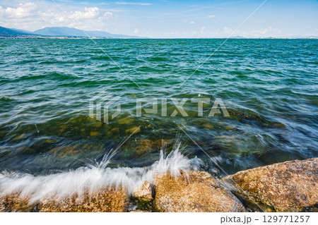 湖岸に打ち寄せる波　琵琶湖　大津市 129771257