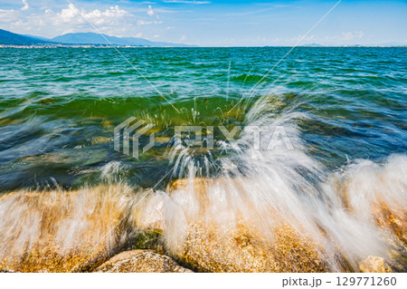 湖岸に打ち寄せる波　琵琶湖　大津市 129771260