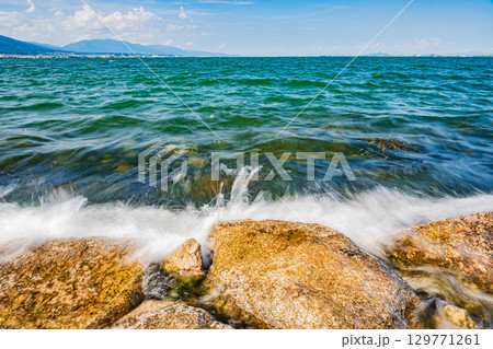 湖岸に打ち寄せる波　琵琶湖　大津市 129771261