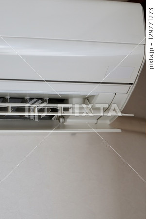 古いエアコンの吹き出し口のアップ 129771273