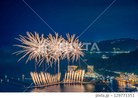 【静岡県】熱海100万ドルの夜景と海上花火 129771351