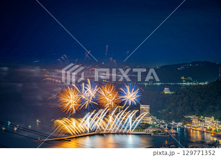【静岡県】熱海100万ドルの夜景と海上花火 129771352
