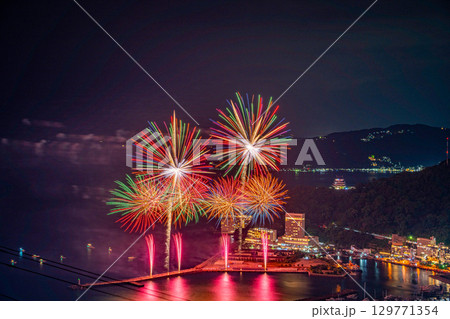 【静岡県】熱海100万ドルの夜景と海上花火 129771354
