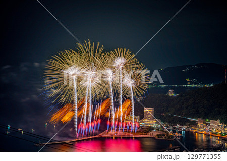 【静岡県】熱海100万ドルの夜景と海上花火 129771355