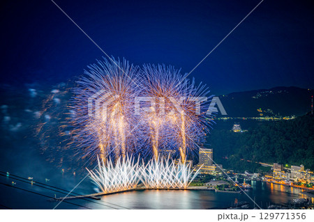 【静岡県】熱海100万ドルの夜景と海上花火 【静岡県】熱海100万ドルの夜景と海上花火 129771356