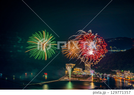 【静岡県】熱海100万ドルの夜景と海上花火 【静岡県】熱海100万ドルの夜景と海上花火 129771357