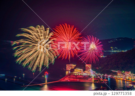 【静岡県】熱海100万ドルの夜景と海上花火 【静岡県】熱海100万ドルの夜景と海上花火 129771358