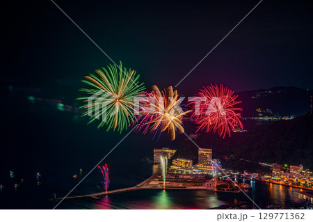 【静岡県】熱海100万ドルの夜景と海上花火 129771362