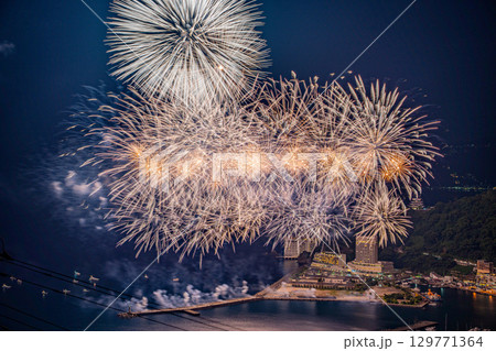 【静岡県】熱海100万ドルの夜景と海上花火 【静岡県】熱海100万ドルの夜景と海上花火 129771364
