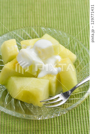 カットメロンのヨーグルトかけ カットメロンのヨーグルトかけ 129771431