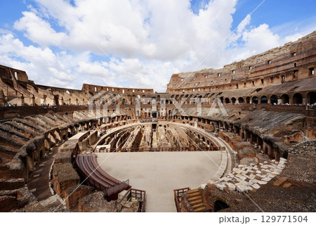世界遺産ローマ・コロッセオの内部と古代遺跡の景観 129771504