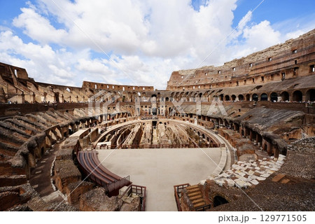世界遺産ローマ・コロッセオの内部と古代遺跡の景観 世界遺産ローマ・コロッセオの内部と古代遺跡の景観 129771505