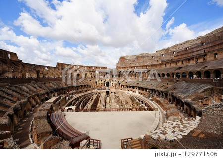 世界遺産ローマ・コロッセオの内部と古代遺跡の景観 世界遺産ローマ・コロッセオの内部と古代遺跡の景観 129771506