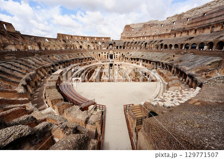 世界遺産ローマ・コロッセオの内部と古代遺跡の景観 129771507