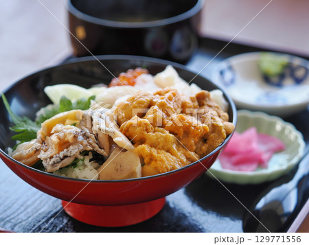 ウニとアワビの海鮮丼セット ウニとアワビの海鮮丼セット 129771556