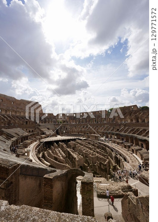 世界遺産ローマ・コロッセオの内部と古代遺跡の景観 129771572