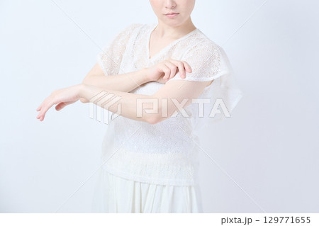 女性の二の腕のパーツイメージ 129771655