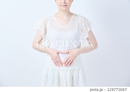 女性のお腹のパーツイメージ 女性のお腹のパーツイメージ 129771687