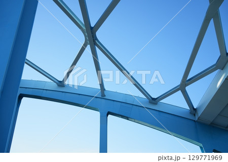 今日のはじまり - 朝の光が差し込む夏の丸子橋（多摩川下流） 129771969