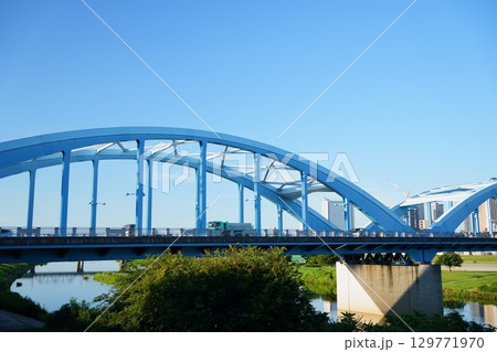 今日のはじまり - 朝の光が差し込む夏の丸子橋（多摩川下流） 129771970