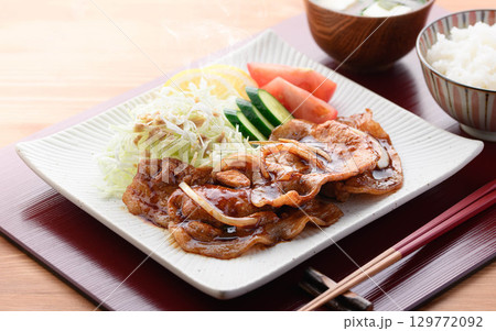 出来立て熱々の豚の生姜焼き定食 湯気が立つジューシーな豚肉とキャベツ添えの和食ランチ 出来立て熱々の豚の生姜焼き定食 湯気が立つジューシーな豚肉とキャベツ添えの和食ランチ 129772092