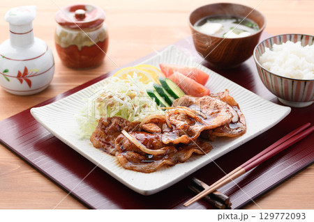 出来立て熱々の豚の生姜焼き定食 湯気が立つジューシーな豚肉とキャベツ添えの和食ランチ 出来立て熱々の豚の生姜焼き定食 湯気が立つジューシーな豚肉とキャベツ添えの和食ランチ 129772093