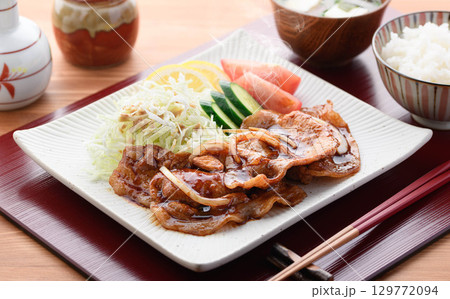 出来立て熱々の豚の生姜焼き定食　湯気が立つジューシーな豚肉とキャベツ添えの和食ランチ 129772094